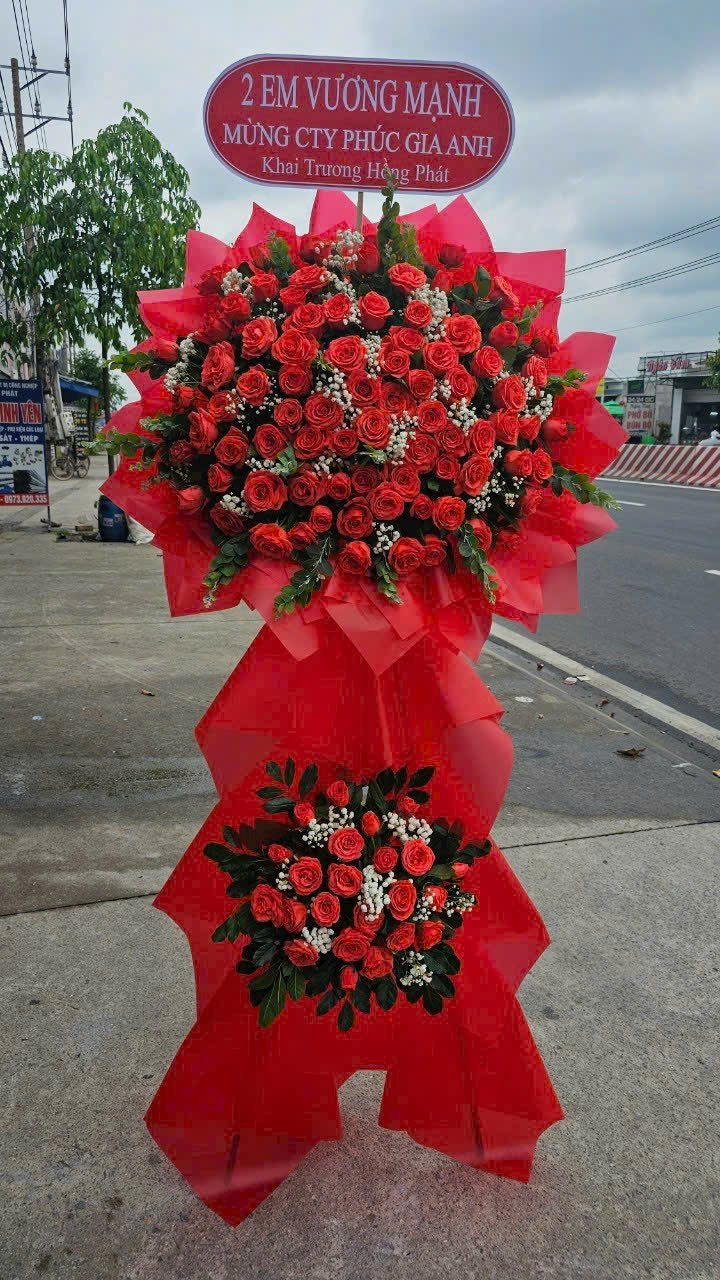 Hoa khai trương đỏ rực rỡ